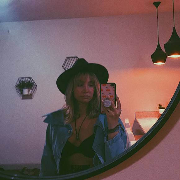 Meet your Posher, Kaitlin - Picture 3 of 9